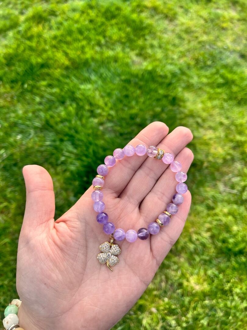 Şans ve Huzur Bilekliği – Lavender ve Zirkonyum Taşlı Yonca Charmı - 